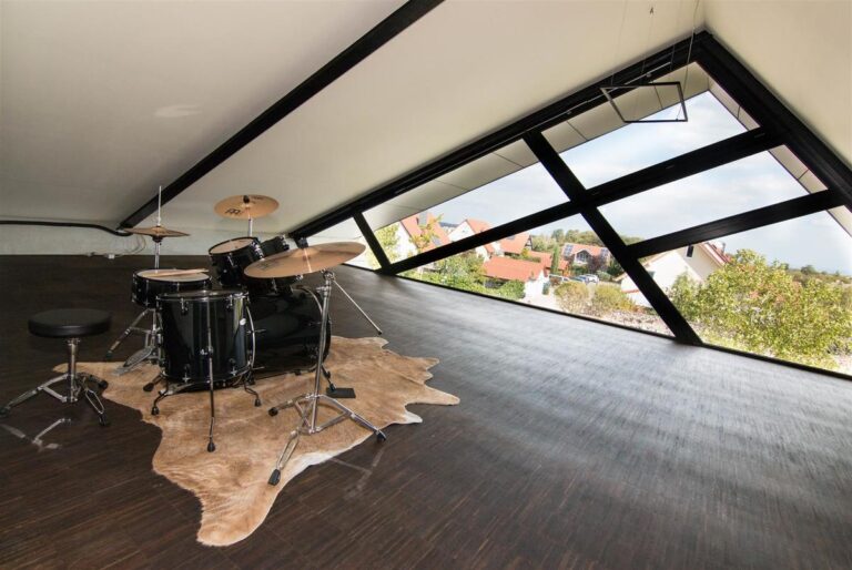 Studio mit Ausblick in die Ebene