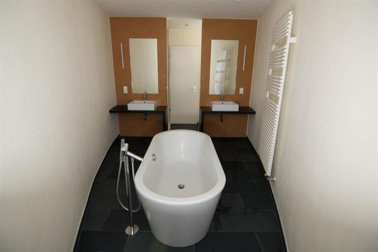 Du und WC hinter den Becken