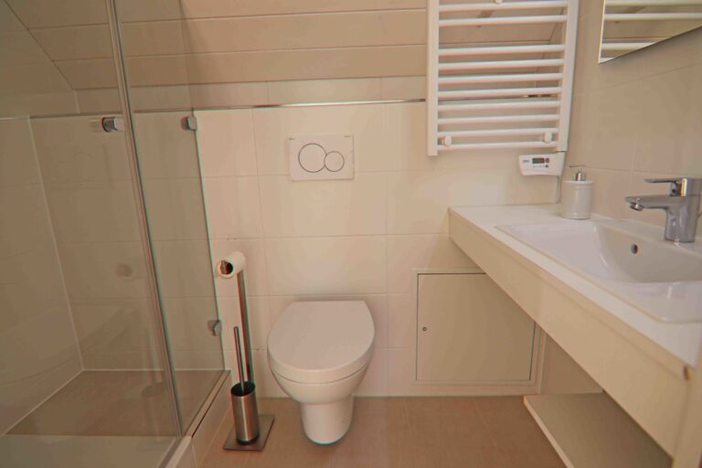 Gästebad (im Schrank)