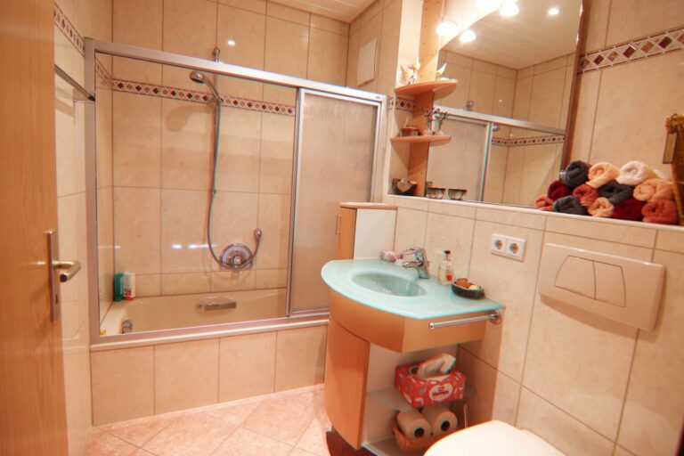 Badezimmer mit Wanne