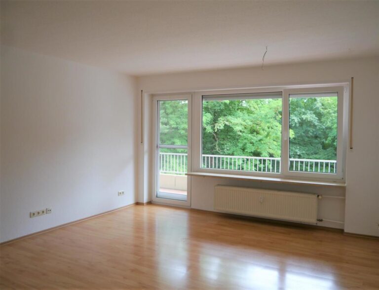 Wohn-, Esszimmer mit Zugang zum Balkon