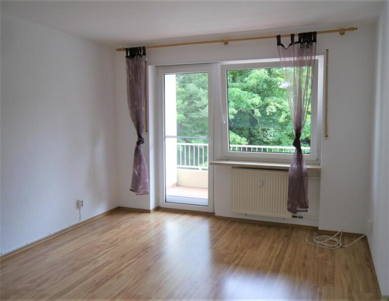 Schlafzimmer mit Zugang zum Balkon